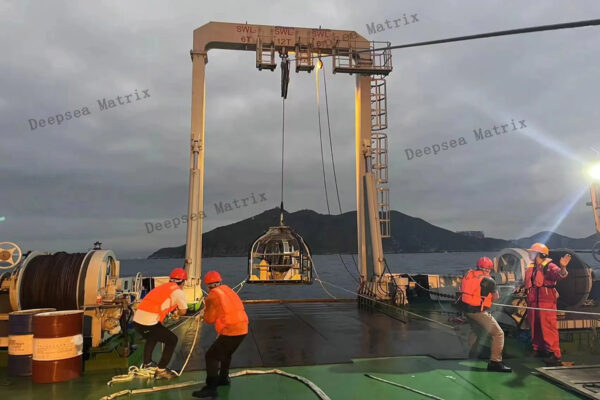 A hydraulic-powered marine A-frame in operation Chinese manufacture
