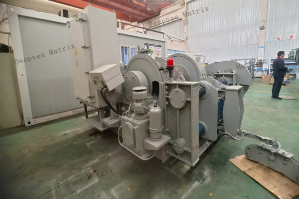 Electric winch positioning heavy materials Chinese manufacture