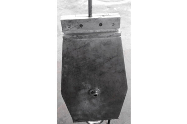 A mechanical load head showing its internal gripping mechanism.