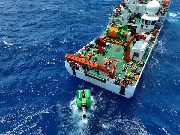 LARS deploying Chinese deep-sea mining vehicle